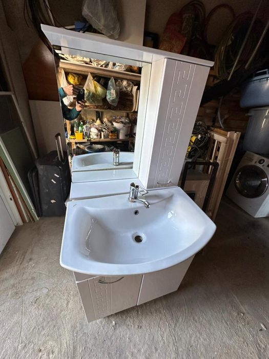 Ванны и раковина и зеркало