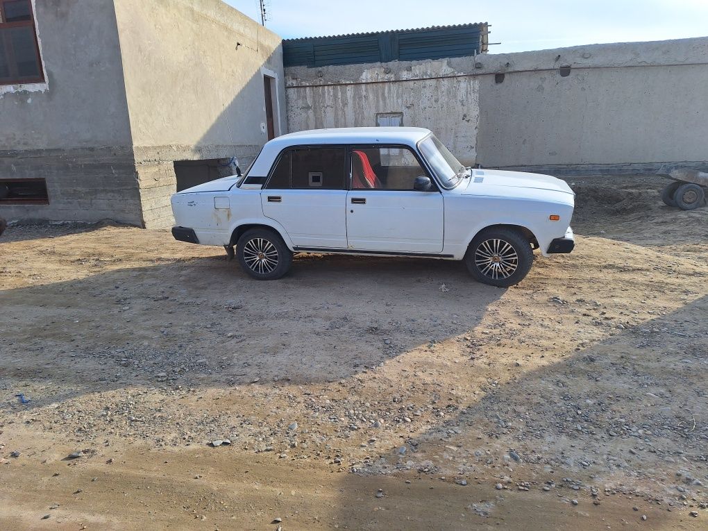 Vaz 2107 srochno sotiladi .dakumenti 100% toʻliq.