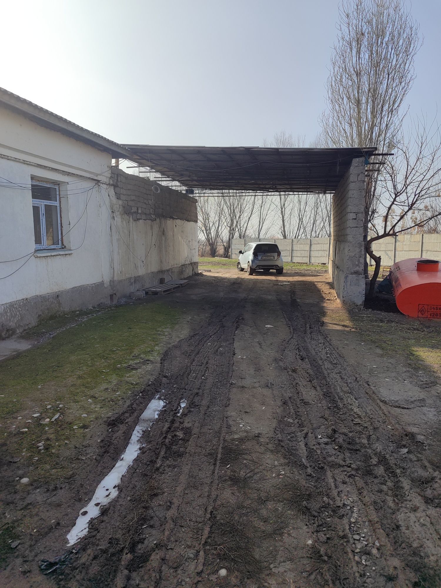 Йер сотилади срочна 50 сотик. Сотиги 6000 $ дан.
