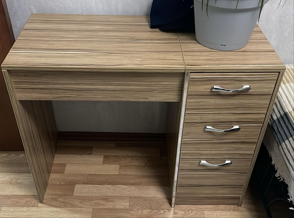 Косметический столик