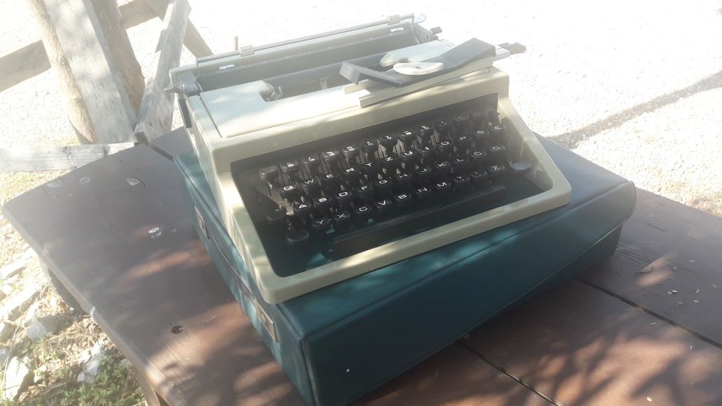Mașină de scris OLIVETTI 1974