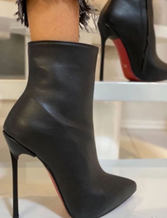 Елегантни черни боти