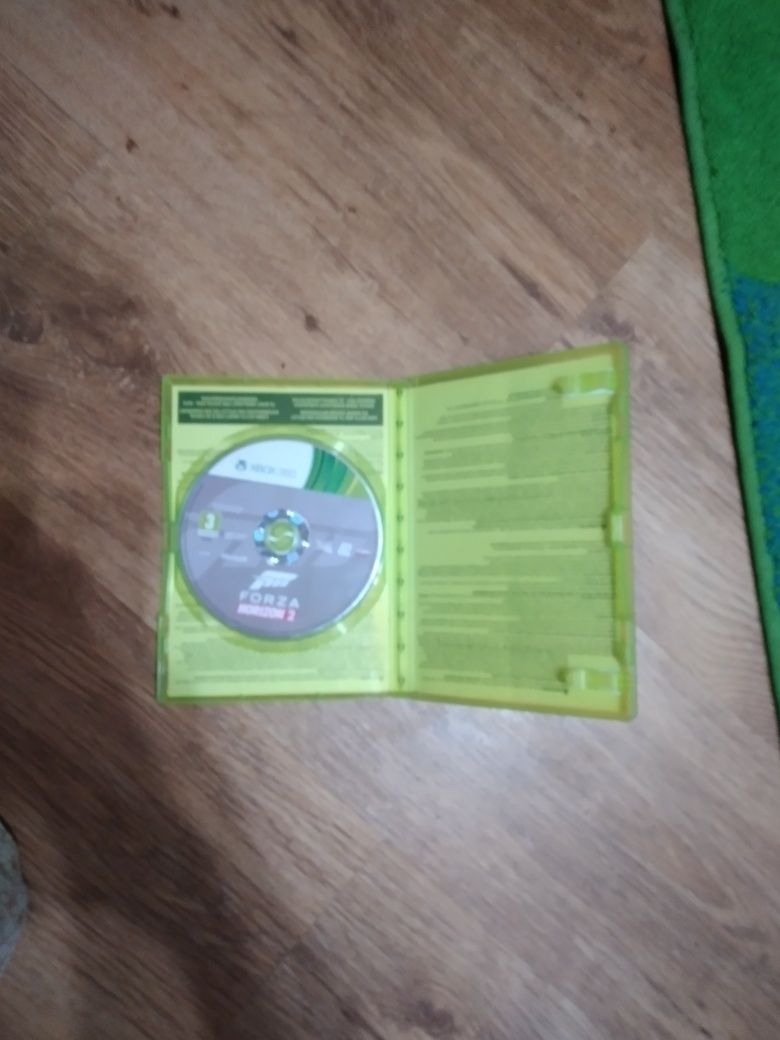 Vând/schimb Xbox 360 250gb  cu 5 jocuri și un controller