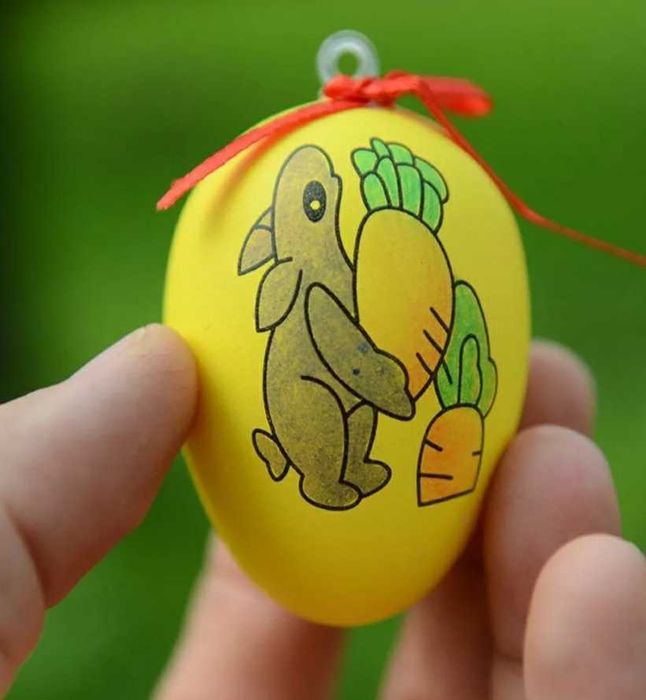 Set 2 oua de colorat (se picteaza manual) + 8 carioci