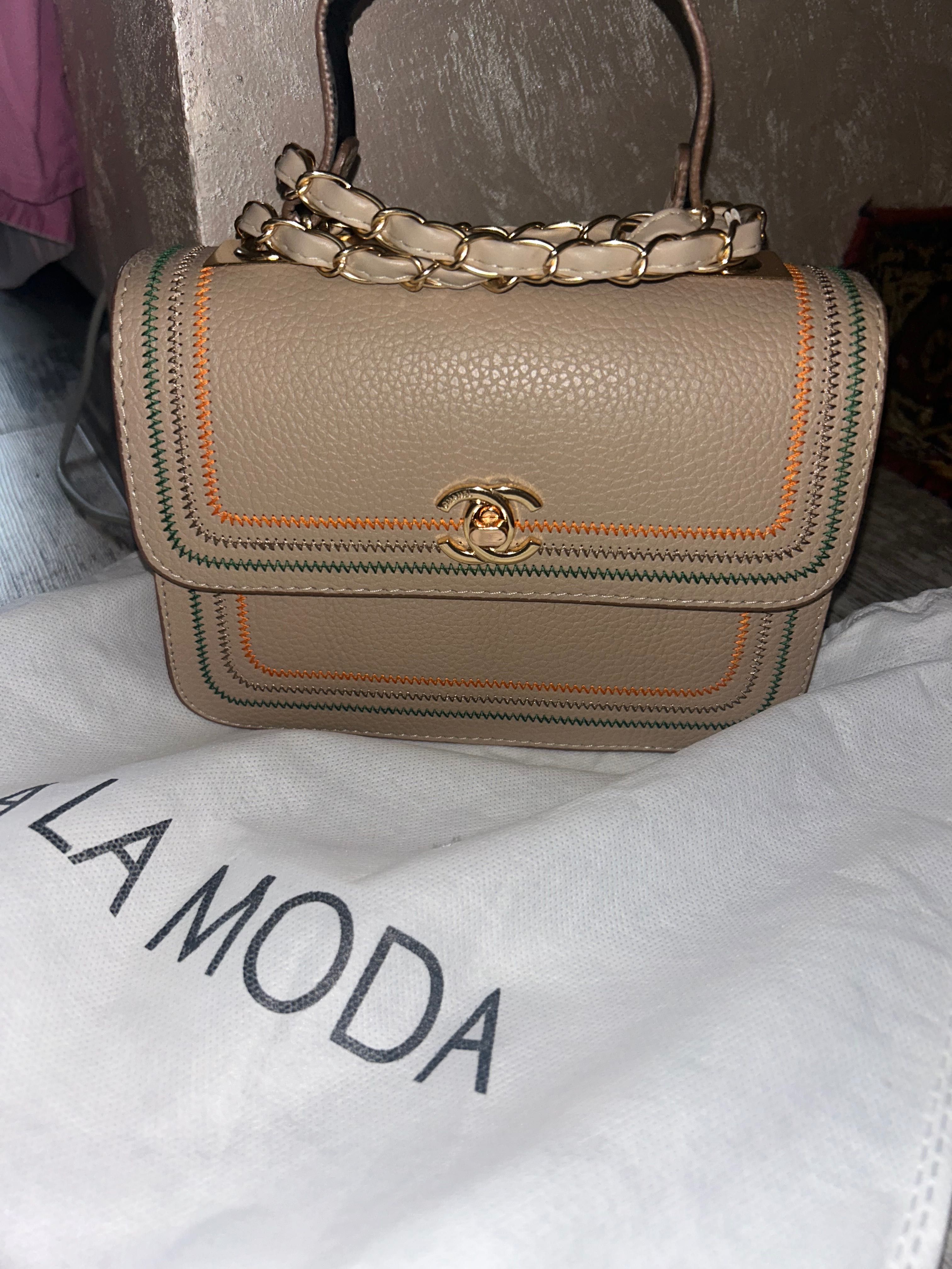 Чанта Chanel със златна дръжка