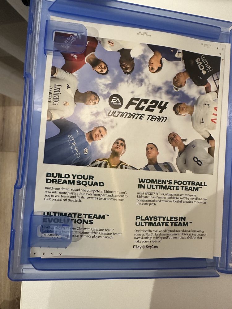 Продавам FC 24!!!Спешно!!!Играна е само 3 пъти по 30 мин горе долу