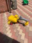 Escavator și mașina de tuns iarbă