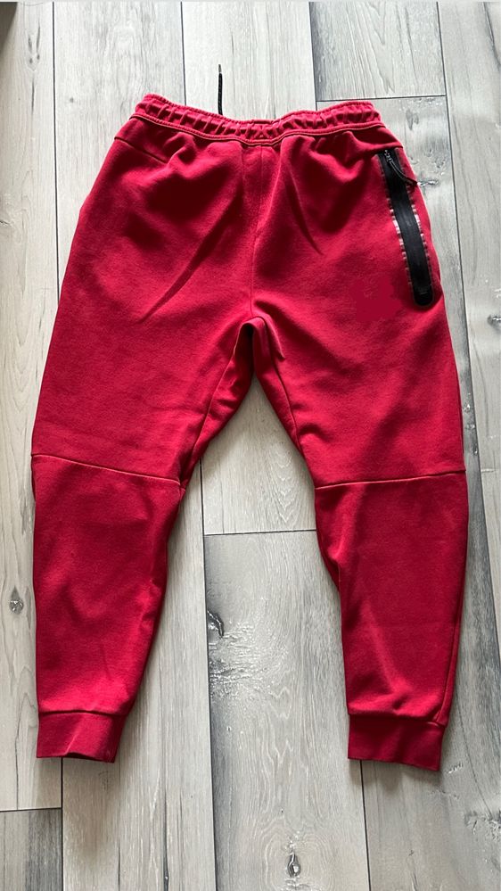 Nike tech fleece red
