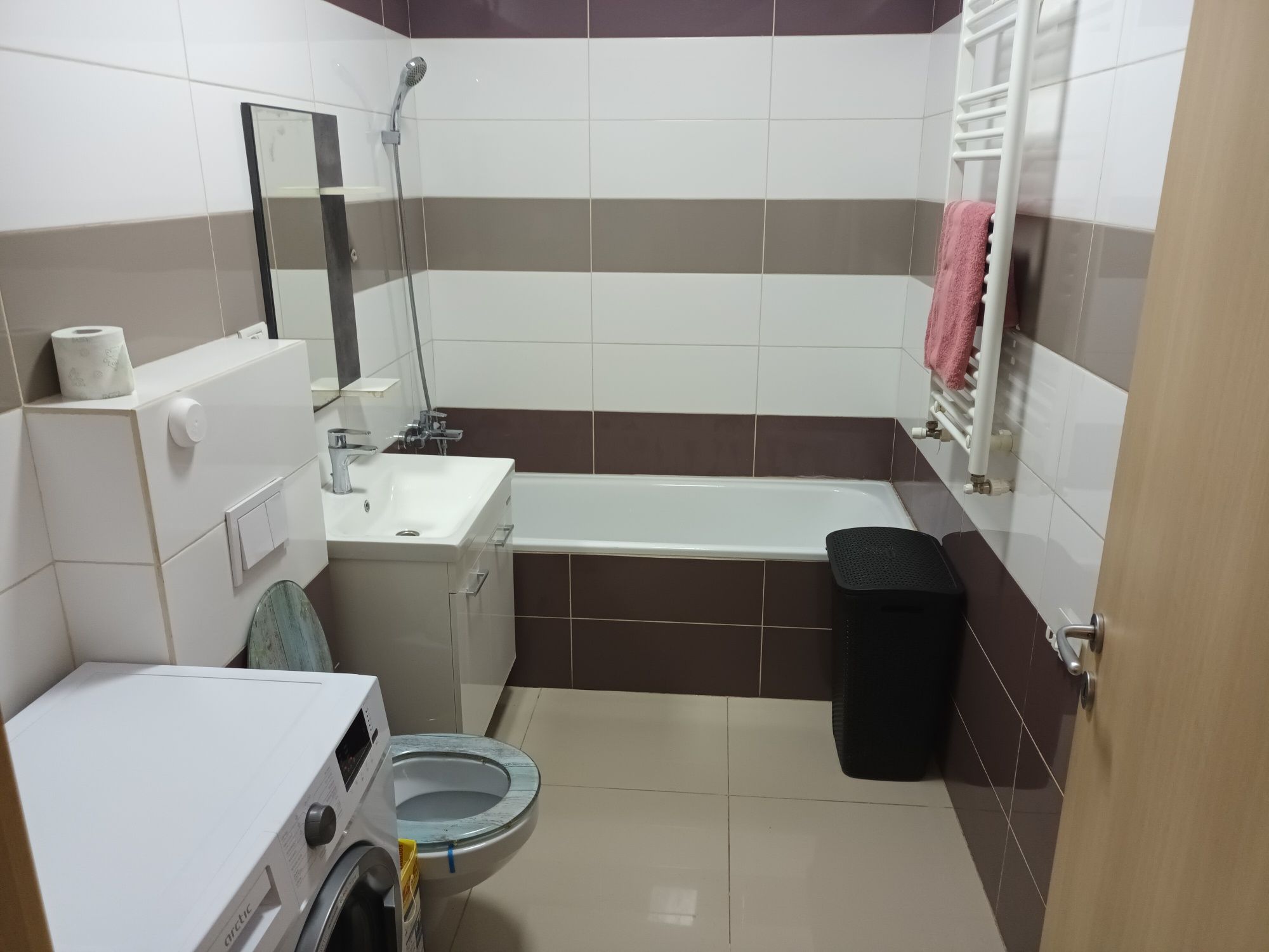 Inchiriez apartament
