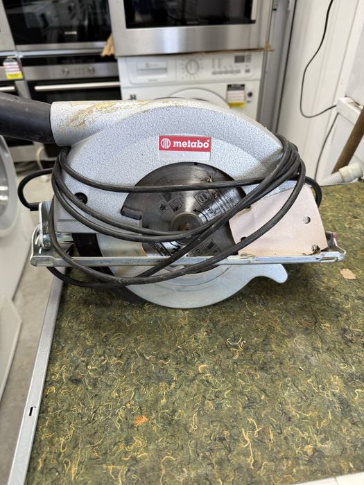 Продавам професионален ръчен циркуляр METABO
