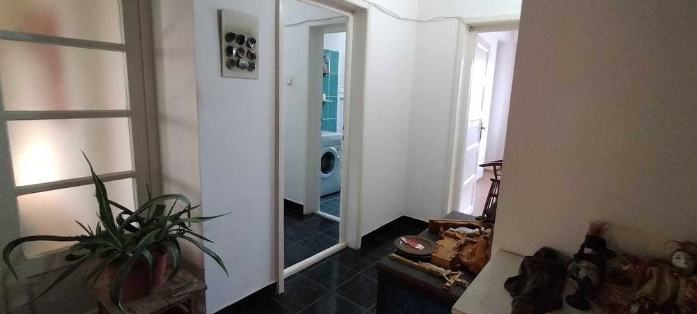 Vand apartament extra spatios, cu garaj