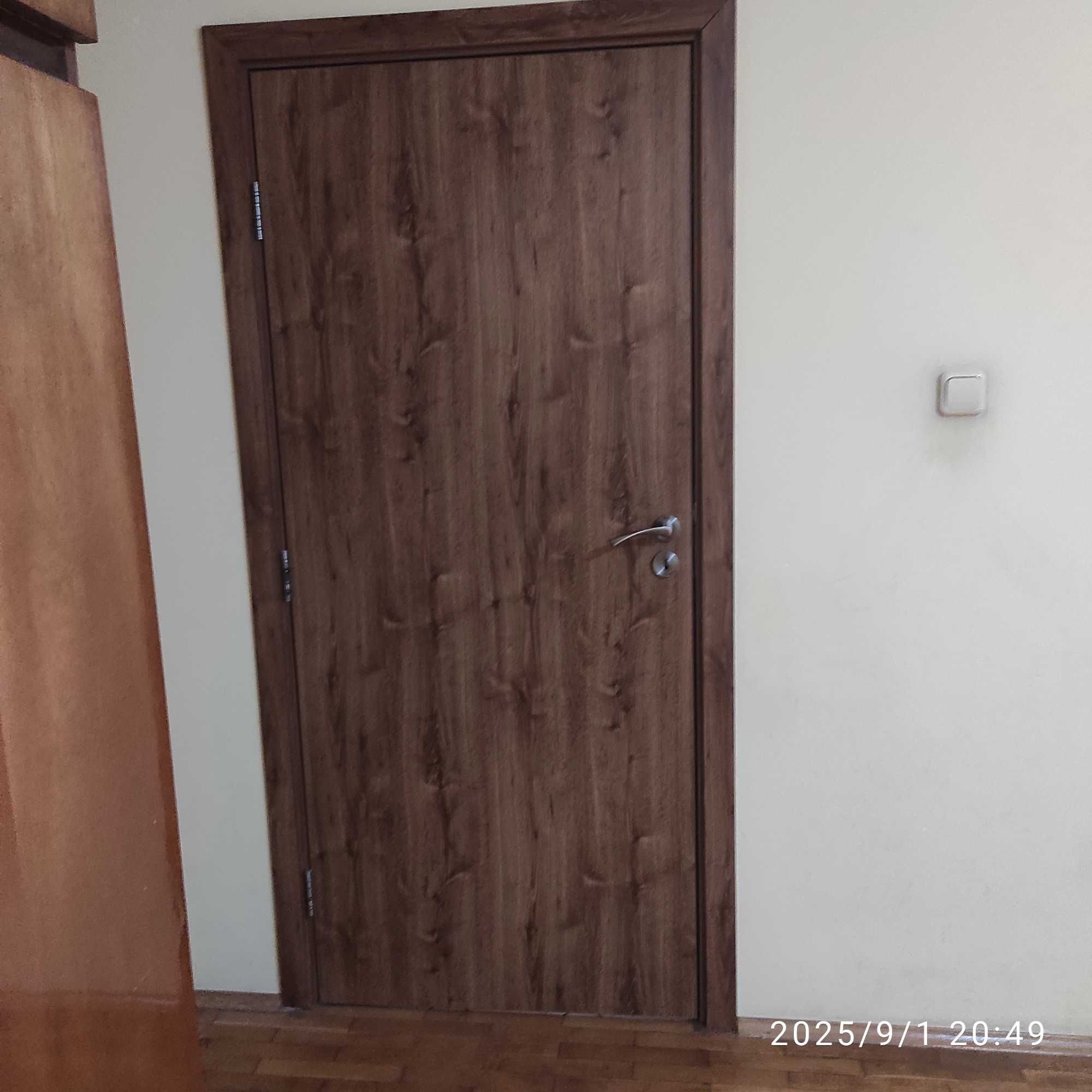 Продавам интериорна врата с касата