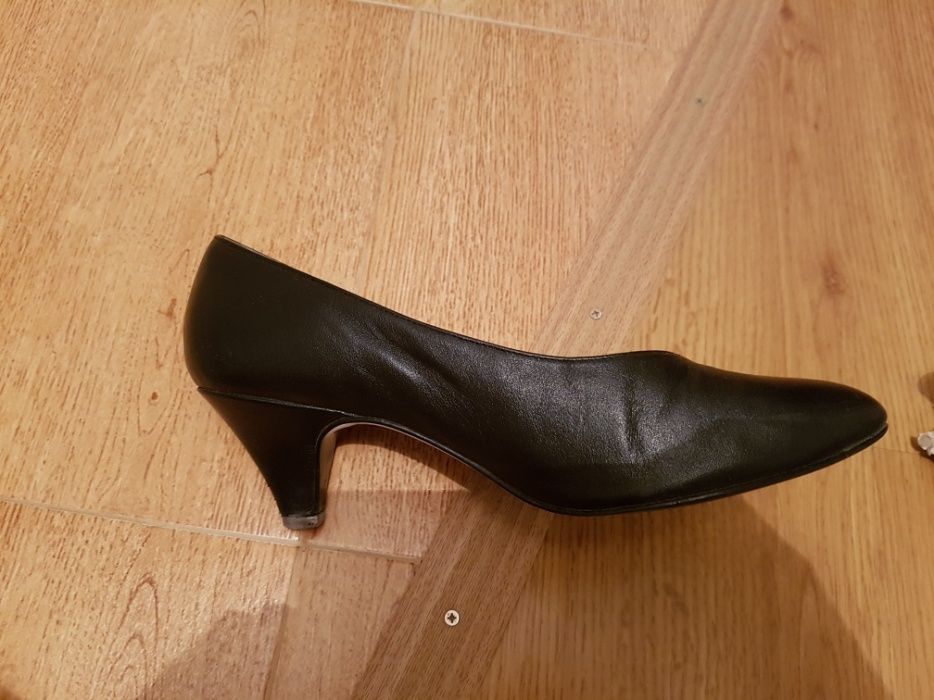 Продам туфли из натуральной кожи 39 размера,  маломерят на 38