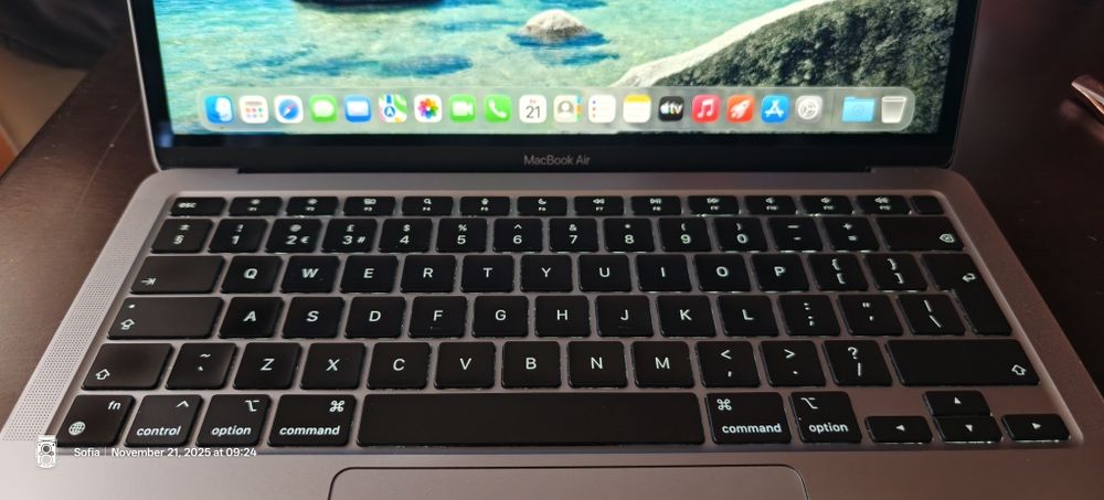 MacBook Air 13" M1 (2020) - Space Grey, 8GB RAM, 256GB SSD