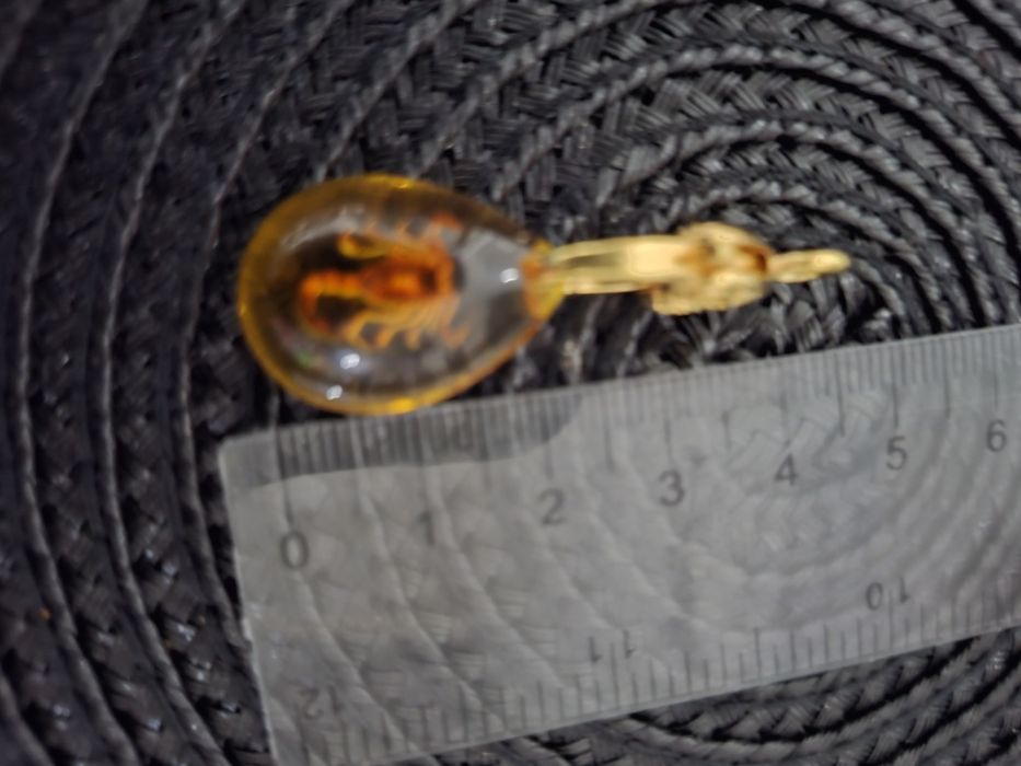 Pandant chihlimbar scorpion lungime 4 cm