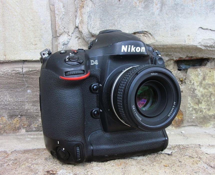Nikon D4 Profesional in cutie cu toate accesoriile  Factura cumparare
