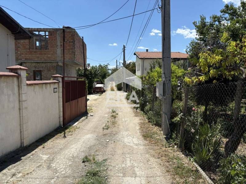 Урегулиран поземлен имот за продажба, с ток, вода, ПУП и проект за къщ