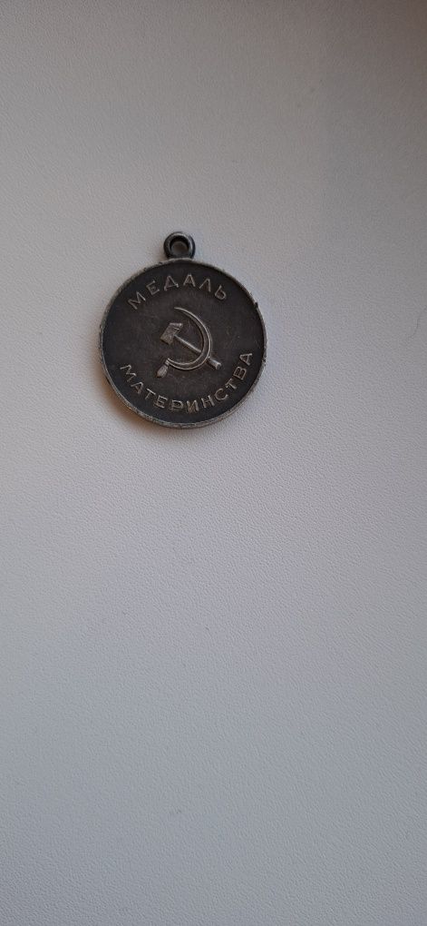 Продам значок и монета