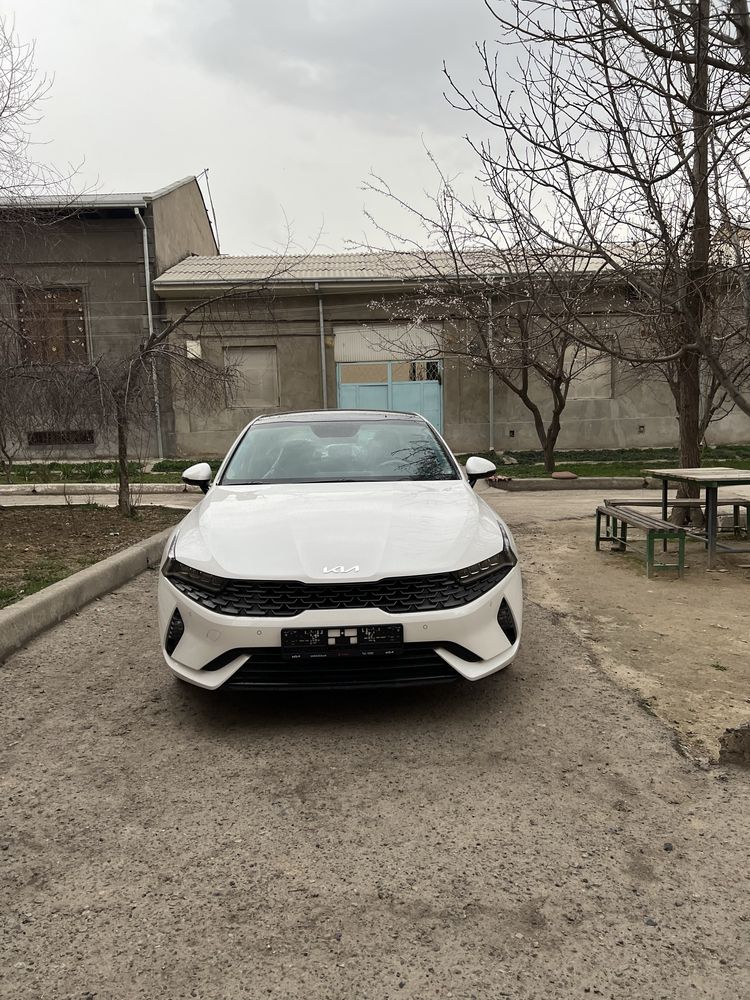 Kia K5, 2024 Beliy jemjug. Luxe+ pozitsiya. Ponarama tom.