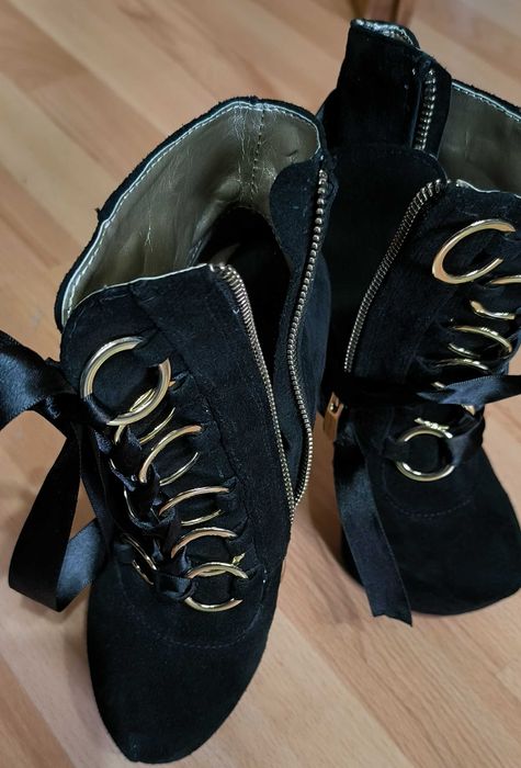 Încălțăminte botine