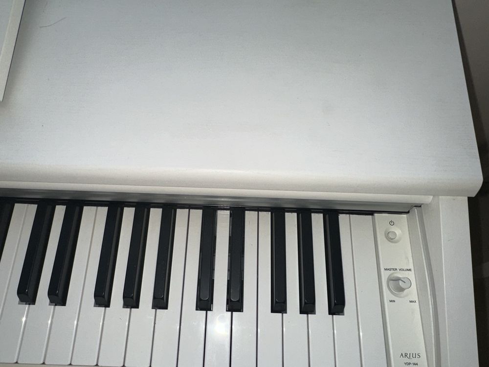 Yamaha Arius YDP-144 дигитално пиано