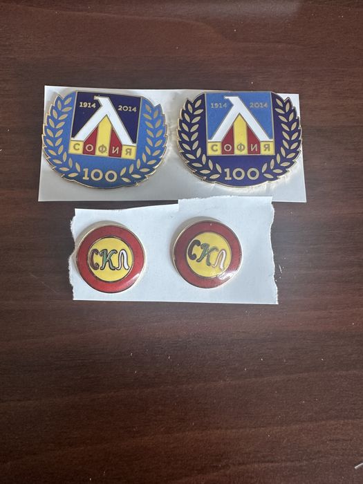 Значки от 100-годишнината на Левски