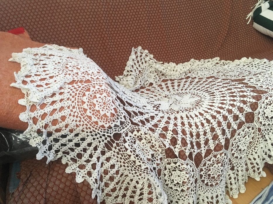 Vand fata de masa rotunda crosetata manual din macrame cu diametrul 1m