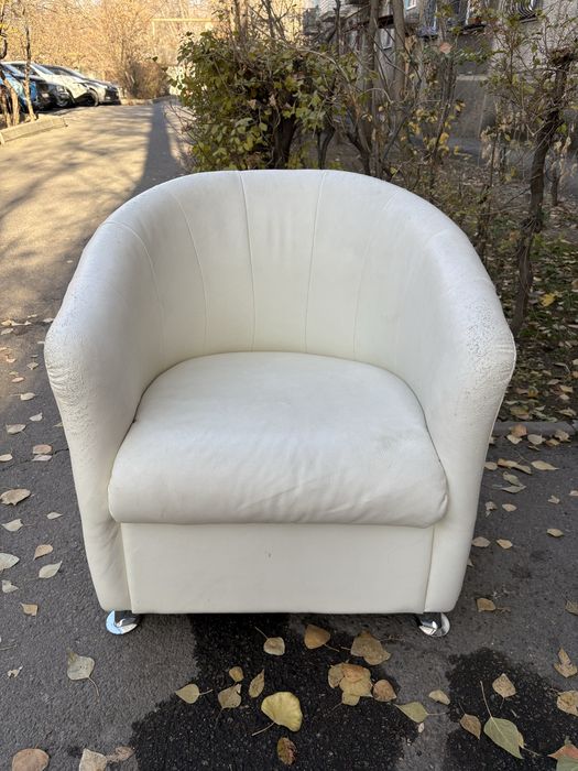 Белое кожаное кресло