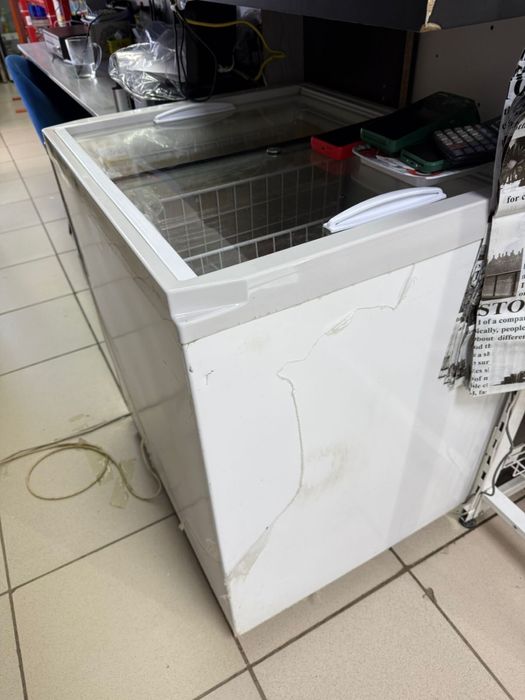 Продам маленькую морозилку для магазина