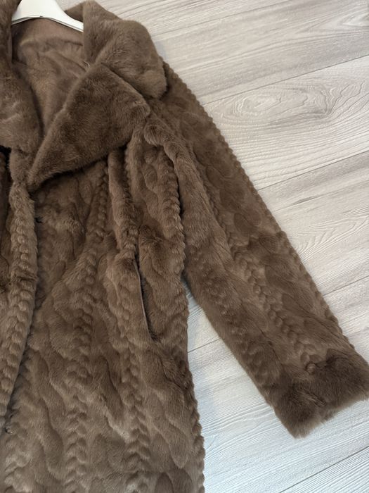 Haina blana nurca aurie