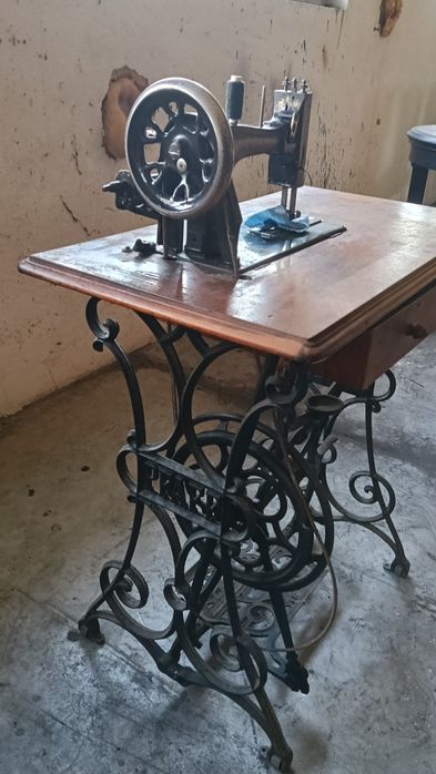 Mașină de cusut Pfaff de epocă.