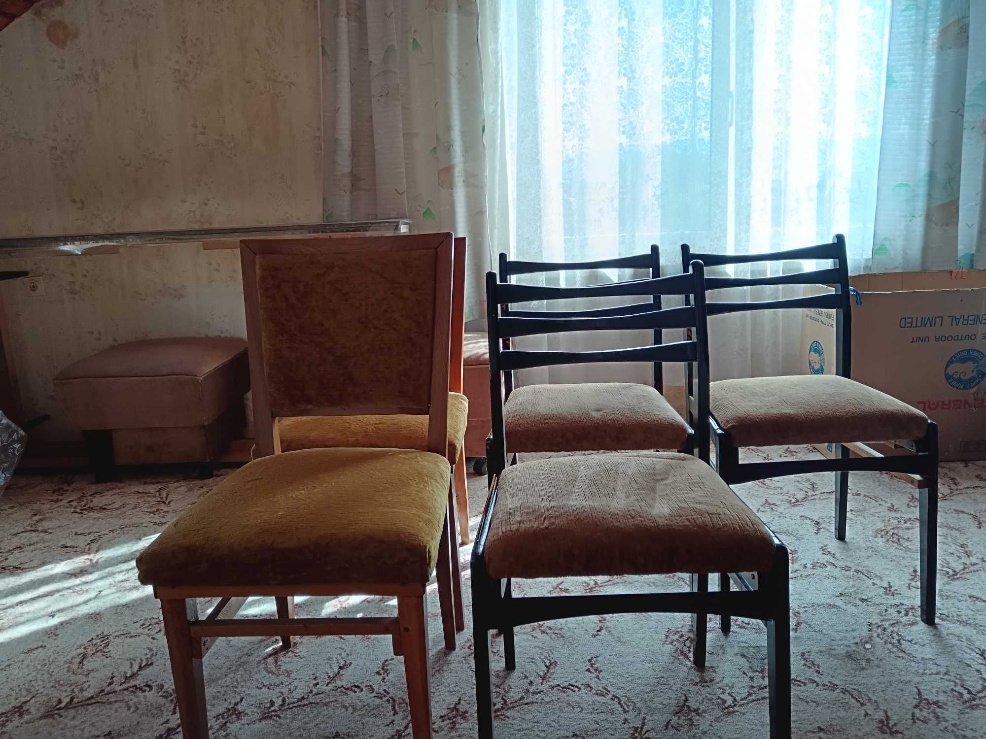 Столове дървени с тапицирани седалки. Налични са 2 броя