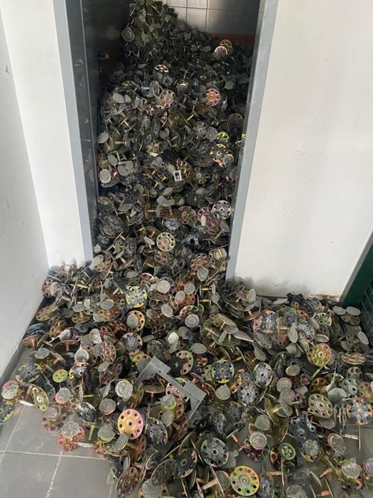 Pardoseala flotanta ,aproape noua fara zgarieturi