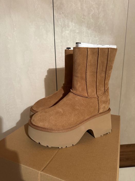 UGG Велурени ботуши до прасеца Classic Twin