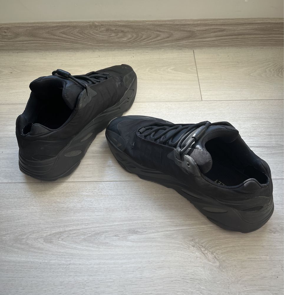 Yeezy 700 MNVN Triple Black