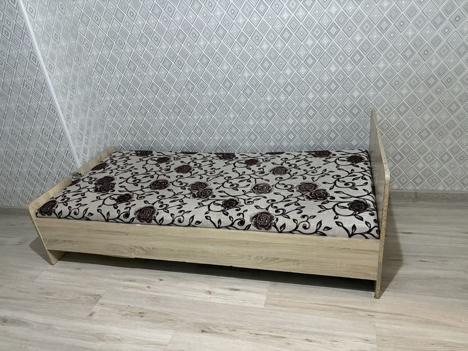 2шт деревянные кровати с матрасом