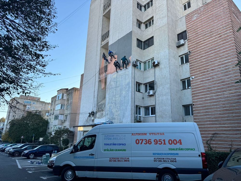 Alpinisti utilitari executam izolatii exterioare