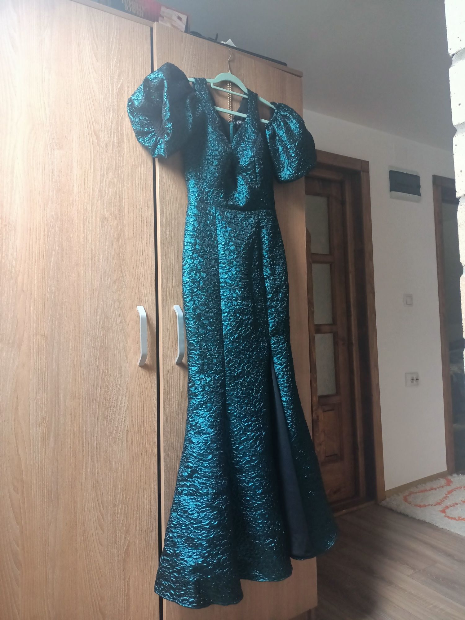 Vând rochie de ocazie superbă, marca SIMODA.Purtata o data la o nunta.