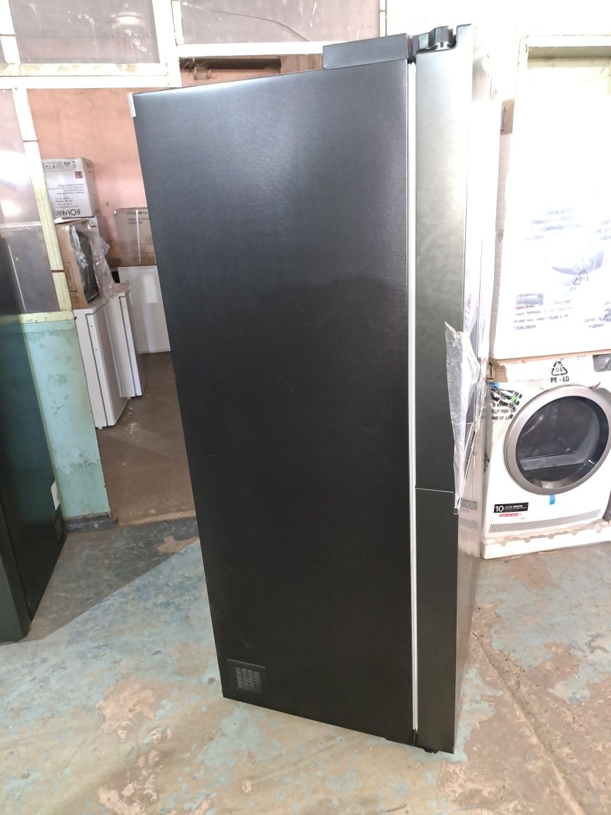 Нов инверторен side by side хладилник LG GSXV90MCAE
