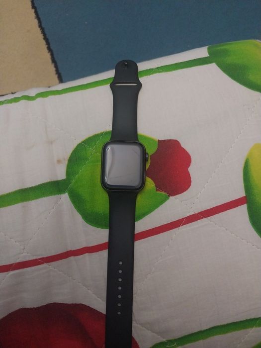 Смарт-часы Apple Watch SE 44 мм черный