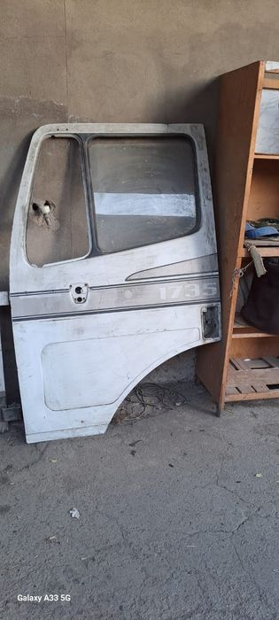 ППродам дверь от грузовой машины (левая) мерседес бенс