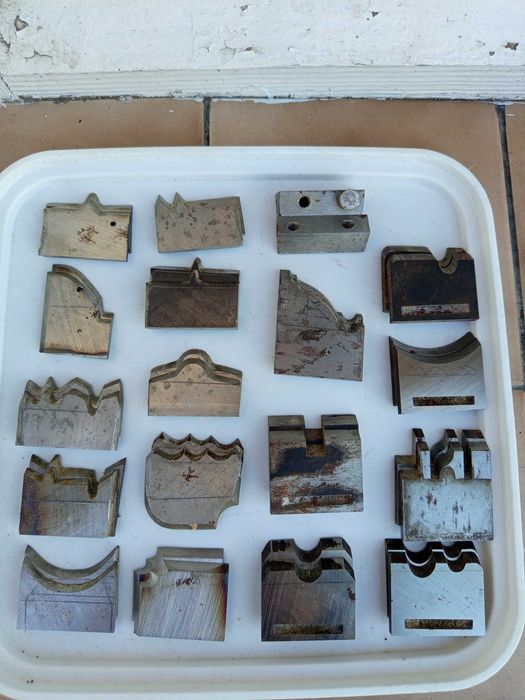 Продавам фрезови глави 6 бр.с ножове, плюс 17 комплекта ножове