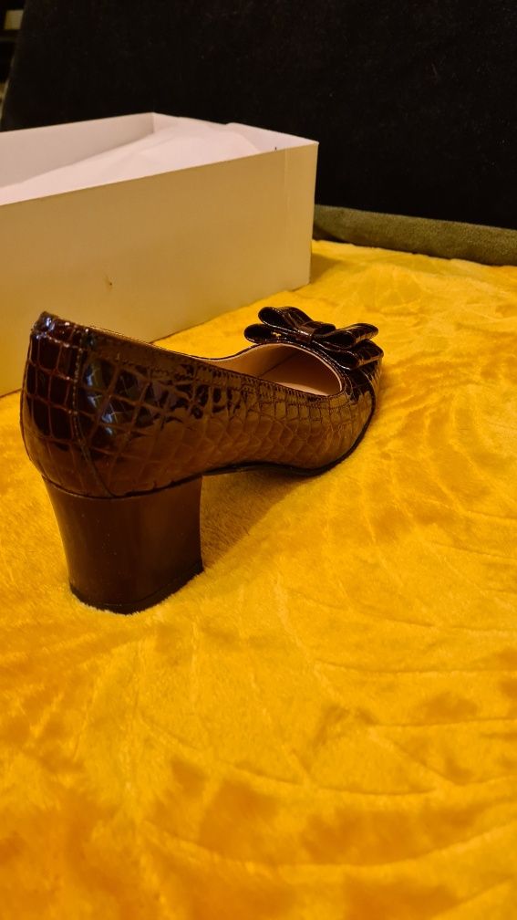Pantofi Dasha, maro, din piele lacuita, masura 35