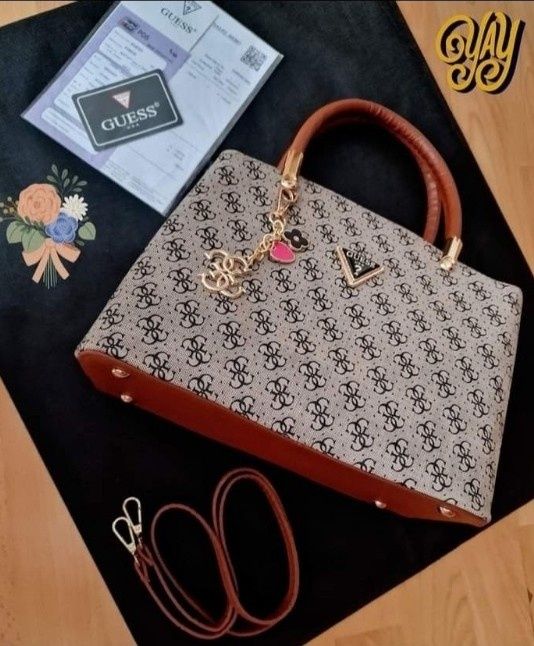 Geanta damă, dimensiune medie,curea detasabila umăr, saculet, etichetă