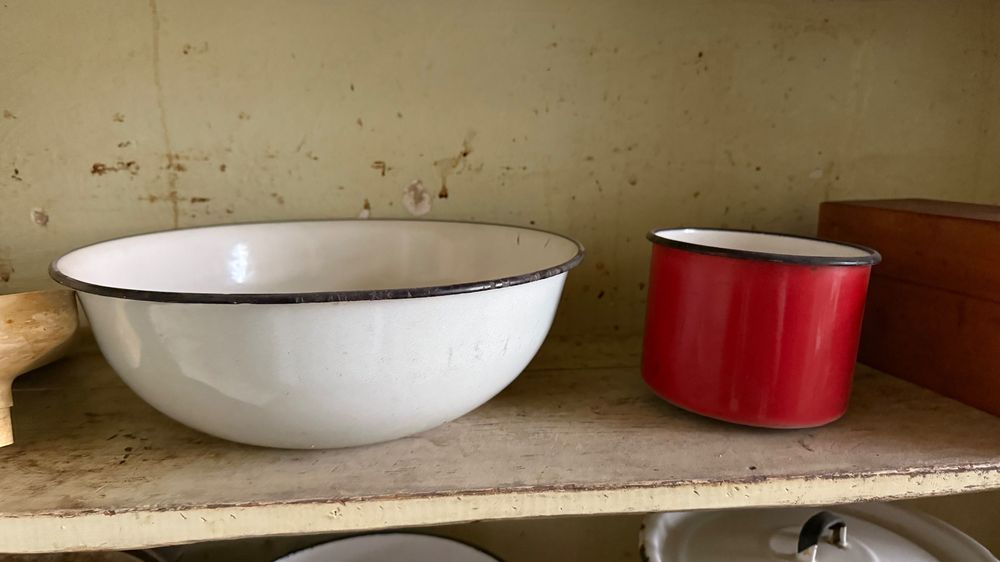 Посуда тарелки, кастрюли, казаны