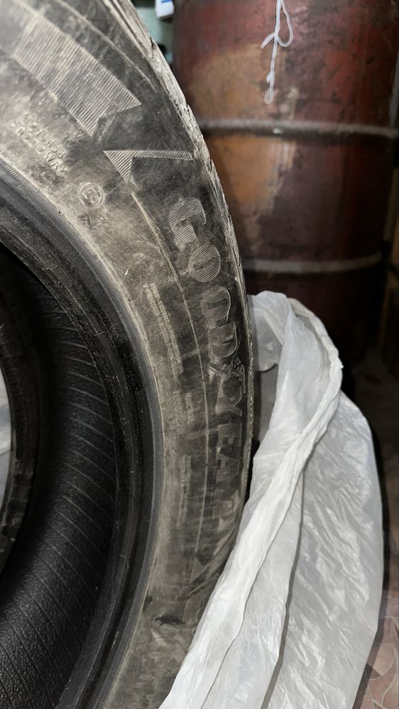 Продам комплект зимних шин Good year 235/60R18