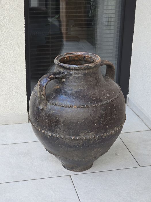 Голяма стара гръцка стомна