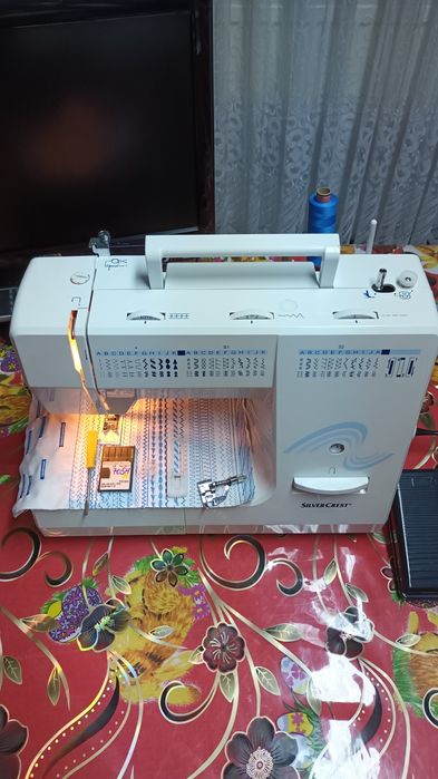 Masina de cusut SILVER CRESTcu butoniera automata si multiple operatii
