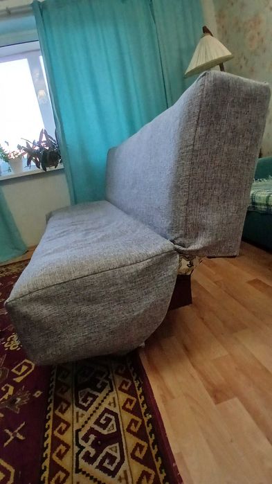 Диван с чехлом и два кресла