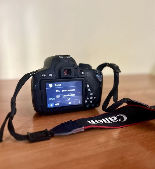 Vând Pachet complet DSLR Canon EOS 700D + 3 Obiective + Accesorii